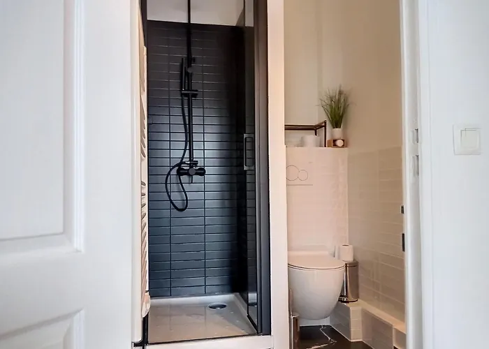 Renove, 1 Chambre, 300m De La Gare, Pres Du Centre De - Fr-1-361-479 * Granville